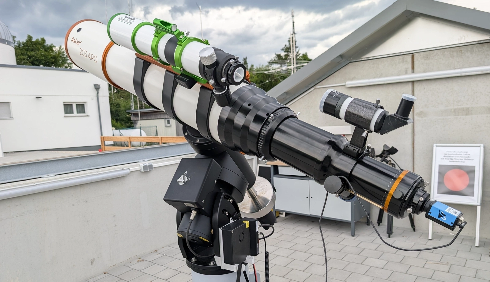 安装于 Fritz Weithas 天文台 Heliostar 76/630 H-alpha 太阳望远镜上的 DMK 38UX541。 这款搭载 1.1 英寸黑白 Global Shutter 传感器的工业相机，结合天文台的光学系统，可完整捕捉太阳圆盘，并保留最丰富的图像细节。