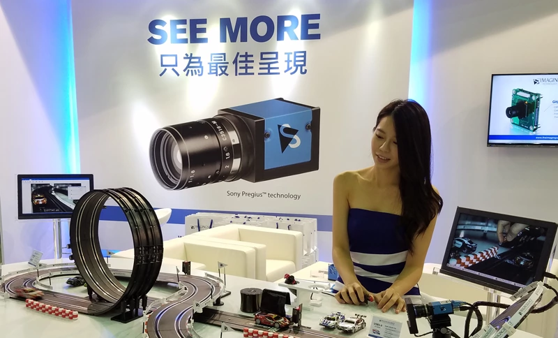 Live display of camera features via Carrera race track.