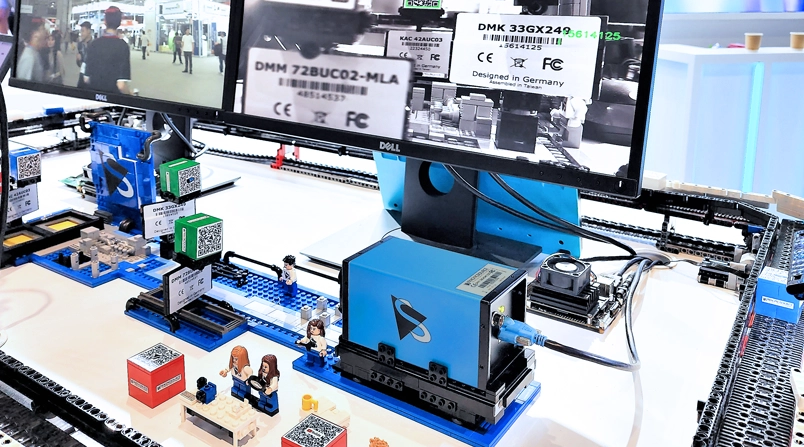 主展桌(細節): 變焦相機,DMK 39GX548-Z20,捕捉圖像進行條碼識別。
