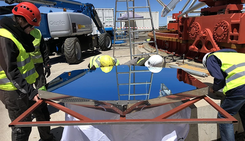 圖二: LST-1架設階段: 六角形反射鏡，由圖可見安裝CMOS相機的切角。攝者:T.Inada (ICRR, 東京大學)