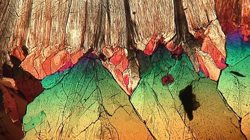 Fig. 16. Camera with Meiji eyepiece a 30 mm large-field tube von Carl Zeiss Jena, Leitz plan-corrected scanning objective Pl Fl 4/0.15, xylit crystal without cover slip, polarization, without compensator, One Push autofocus.
