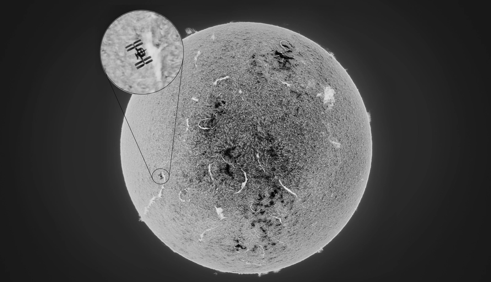 Hochauflösendes H-Alpha-Bild der Sonne, aufgenommen mit der DMK 38UX541. Hier ist die Internationale Raumstation (ISS) zu sehen, wie sie während eines Transits die Sonnenscheibe überquert.