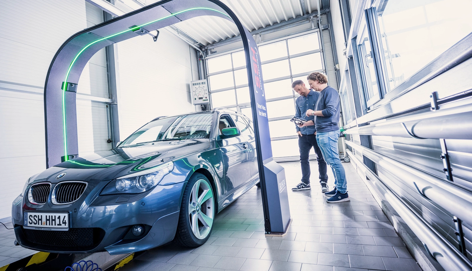 Das BUHDA-System von HaSt GmbH verwendet ein Multi-Kamera-Visionssystem und künstliche Intelligenz zur Dokumentation von Hagelschäden an Automobilen. Bild: ©SSH/Steinacker